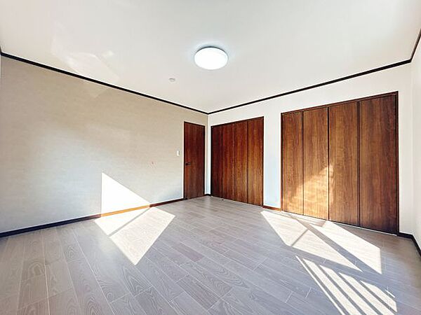 【リフォーム中】2階8帖洋室です。床はフローリング重ね張り、建具交換、クロス張替、照明交換を行います。夫婦の寝室にいかがですか。