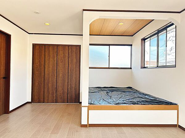 【リフォーム中】2階和室は洋室へリフォームいたします。2面採光にて明るいお部屋です。