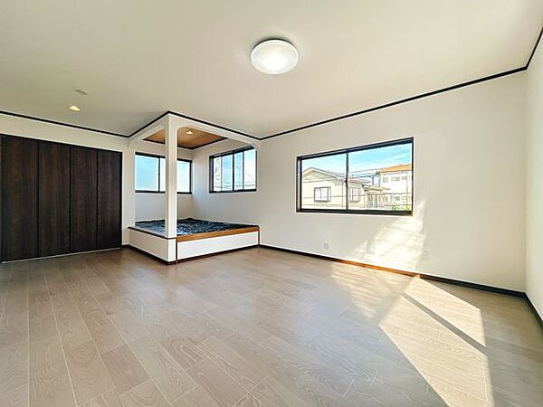 【リフォーム中】床はフローリング重ね張り、建具交換、クロス張替、照明交換を行います。小上がりの畳スペースもありおしゃれな空間です。
