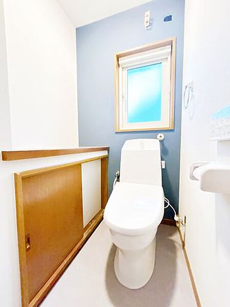 【1階トイレ】8/16撮影。トイレは温水洗浄機能付きに新品交換しました。キズや汚れが付きにくい加工が施してあるのでお手入れが簡単です。直接肌に触れるトイレは新品が嬉しいですよね。