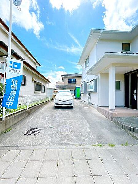 【リフォーム中】8/16撮影。駐車場です。並列二台、縦列二台、計四台駐車可能です。（車種制限あり）