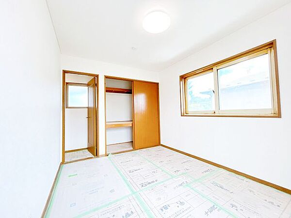 【リフォーム中】8/16撮影。2階東側6帖の洋室です。床はフローリング張り、天井壁のクロスは張替え、LED照明に交換予定です。お子様の部屋におすすめです。