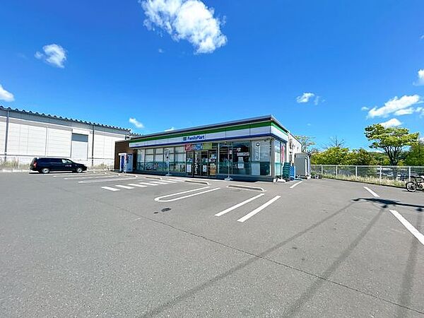 ファミリーマート 利府青山店まで約750ｍ車約2分。通勤通学途中にさっとよれる便利な立地です。