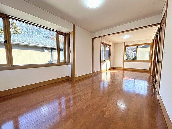2階東洋室はクロスの交換と床はクリーニングを実施しております