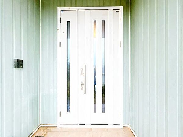 【リフォーム中】玄関の写真です。クリーニング、鍵交換を行います。
