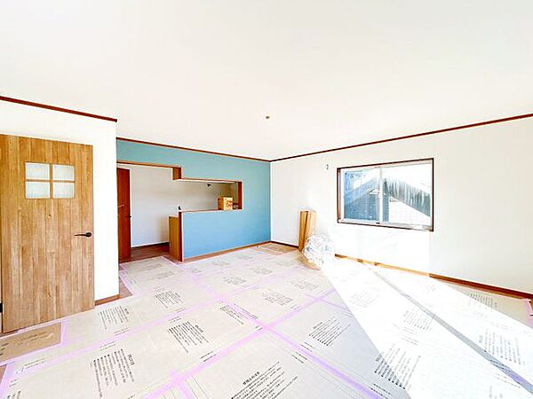 【リフォーム中】約16.5帖LDKの写真です。床はフローリング重ね張り、建具交換、クロス張替、照明交換、火災報知器交換を行います。