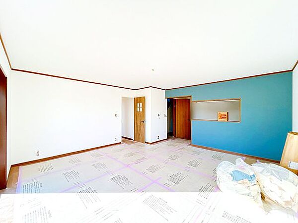 【リフォーム中】約16.5帖LDKの別角度写真です。床はフローリング重ね張り、建具交換、クロス張替、照明交換、火災報知器交換を行います。