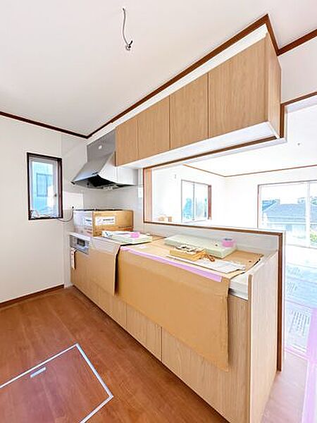【同仕様写真】キッチンは新品に交換します。水はねを抑える静音シンクを標準採用。家族との会話を妨げません。