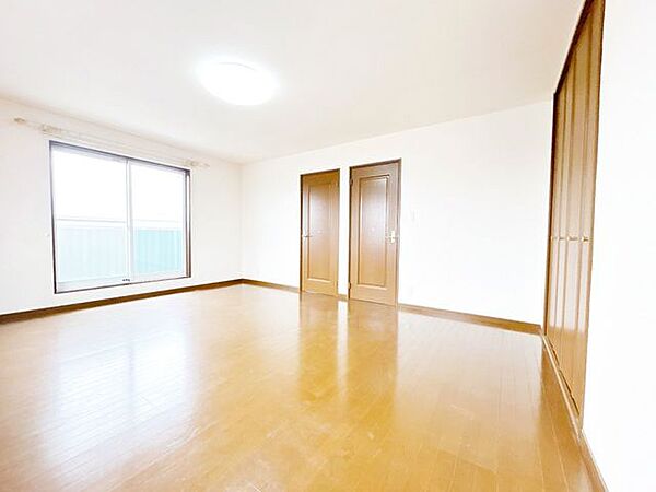 【リフォーム中】2階約10.0帖の洋室の写真です。床はワックスがけ、壁天井はクロス張替、照明交換、火災報知器交換を行います。