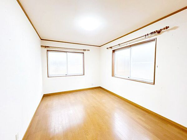 【リフォーム中】1階約6.0帖の洋室の写真です。床はワックスがけ、壁天井はクロス張替、照明交換、火災報知器交換を行います。