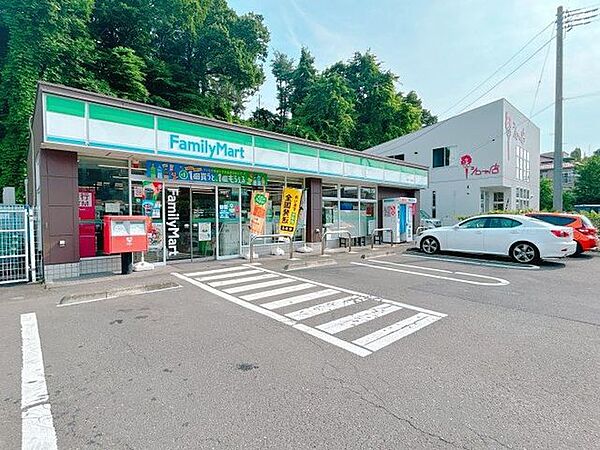 ファミリーマート川平一丁目店店まで約00ｍ車約4分。通勤通学途中にさっとよれる便利な立地です。 220m