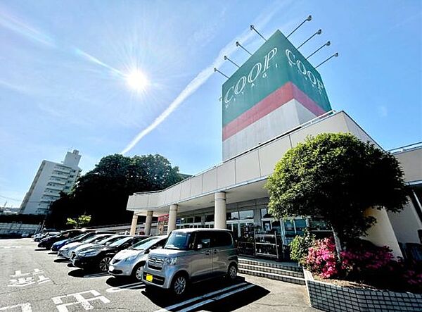 みやぎ生協　桜ケ丘店様まで約450ｍ車約12分。食品・日用品など豊富な品揃えです。