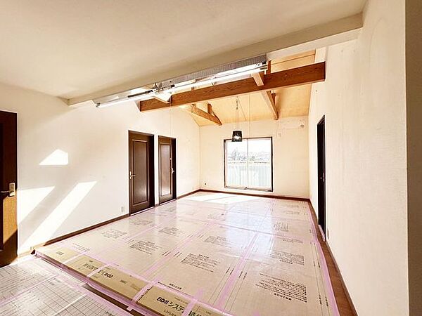 【リフォーム中】2階約12.5帖の洋室の写真です。床はワックスがけ、壁天井はクロス張替、照明交換、火災報知器交換を行います。