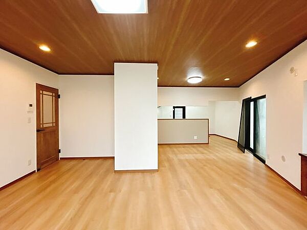 【リフォーム中】LDKは、天井と壁のクロスを張り替え、床は永大産業製のフローリングに張り替えます。汚れが拭き取りやすく傷もつきにくい素材なので、お掃除もラクラクです。