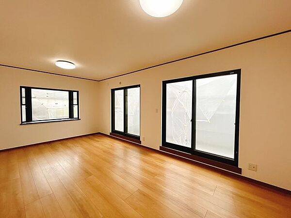 【リフォーム中】2階東側洋室です。床はワックスがけ、天井と壁のクロスを張替え、LED照明に交換予定です。夫婦の寝室にいかがですか。