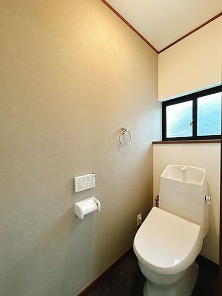 【リフォーム中】2階トイレは温水洗浄機能付きに新品交換します。キズや汚れが付きにくい加工が施してあるのでお手入れが簡単です。直接肌に触れるトイレは新品が嬉しいですよね。