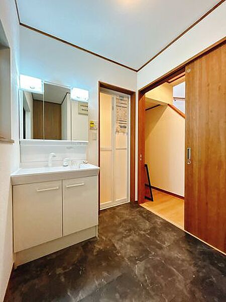 【リフォーム中】洗面化粧台は三面鏡タイプを採用しました。朝の支度がしやすく、見た目もすっきりします。