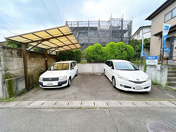 【リフォーム中】駐車場です。並列三台駐車可能です。お車が多い方でも安心ですね。