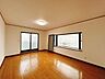 洋室：【リフォーム中】2階西側洋室です。床はワックスがけ、天井と壁のクロスを張替え、LED照明に交換予定です。夫婦の寝室にいかがですか。