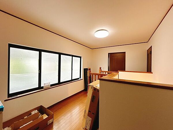 【リフォーム中】2階廊下は、天井・壁のクロスを張替え、ワックスがけを行います。照明も交換し、明るい印象に生まれ変わります。