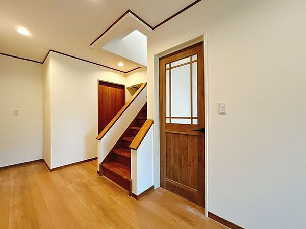 【リフォーム中】1階廊下は、天井・壁のクロスを張替え、永大産業のフローリング張りを行います。照明も交換し、明るい印象に生まれ変わります。