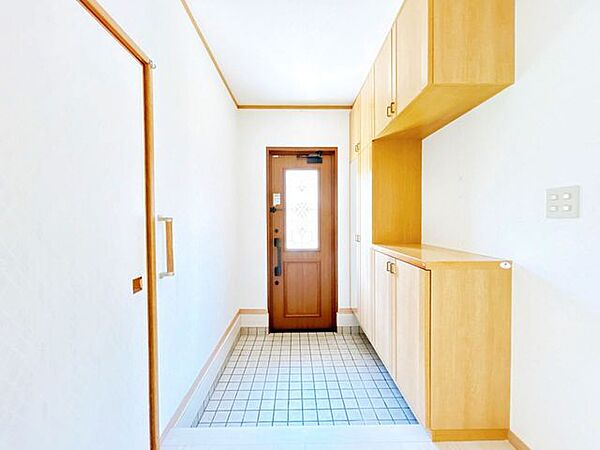 玄関です。シューズボックスがあります。玄関はお家の顔となる部分、お客様が最初に目にする場所だからこそ、第一印象が大切ですね。