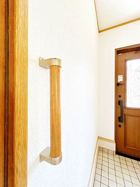 玄関の手すりです。シューズの脱ぎ履きの際に使用できます。お子様やお年寄りの方も安全に使用することができます。