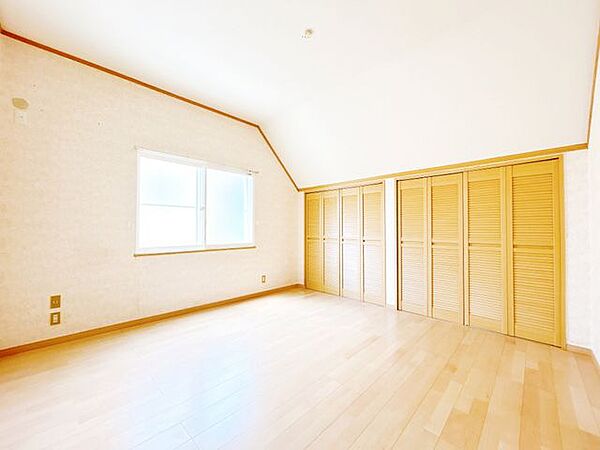 2階西側洋室になります。約8帖ありますので、主寝室によさそうですね。