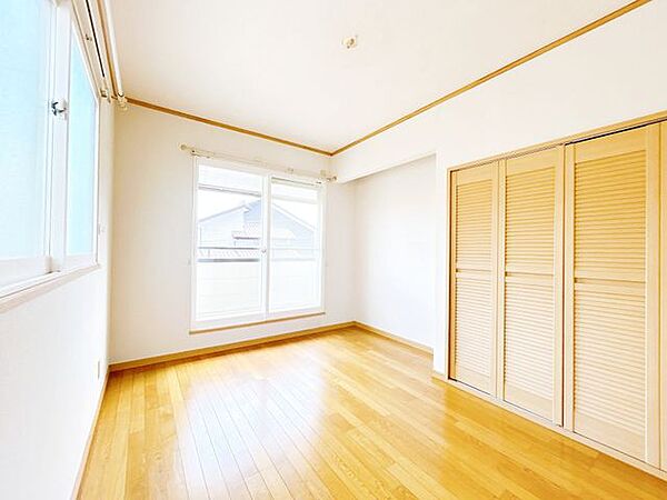 2階東側洋室です。お子様のお部屋にぴったりです。南向きのため日当たりばっちりです。