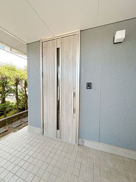 【リフォーム済】玄関ドアです。鍵を交換。安心して新生活をスタートできますね。