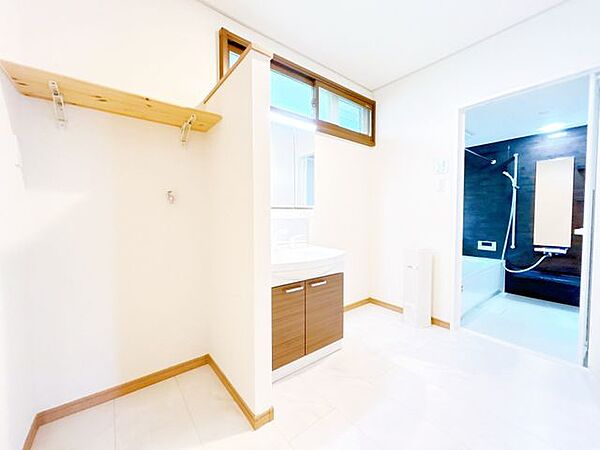 【リフォーム済】洗面所です。約3帖で広々としています。