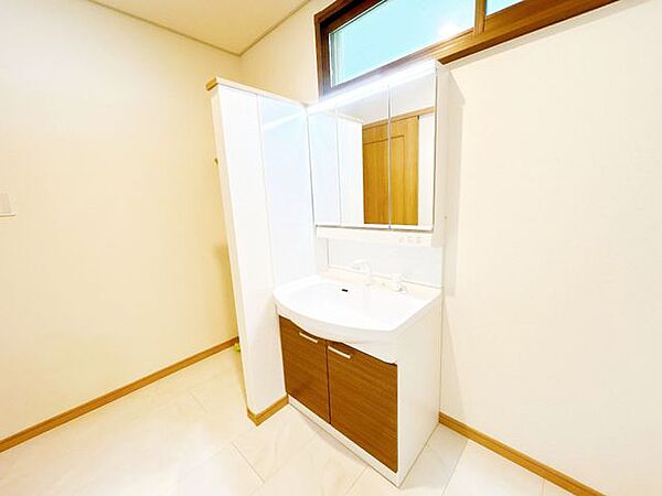 【リフォーム済】洗面台です。三面鏡で使い勝手が良いですね。