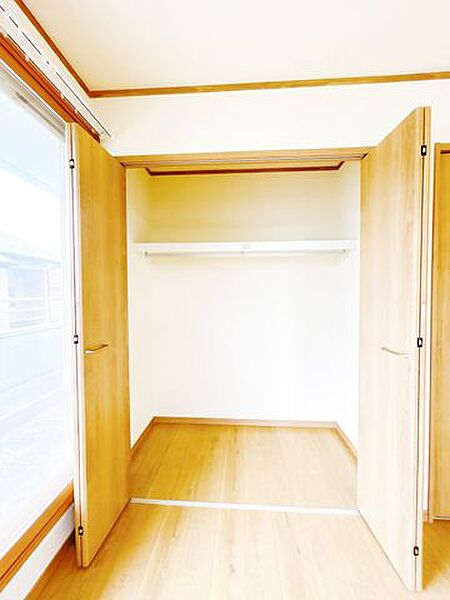 【リフォーム済】2階南側10帖の洋室のクローゼットです。