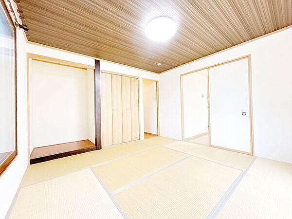 【リフォーム済】8帖和室です。リビングと襖で仕切って広々と使うこともできますね。