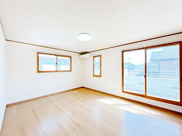 【リフォーム済】2階南側10帖の洋室です。