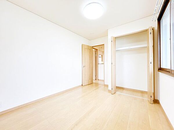 【リフォーム済】2階北東側の5.25帖の洋室です。