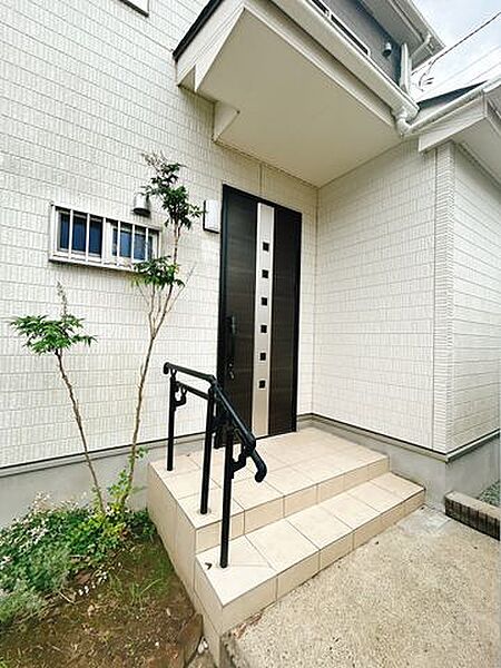 【リフォーム済】玄関です。表札撤去、ポスト交換を行いました。手すりがついており登り降りが楽ですね。