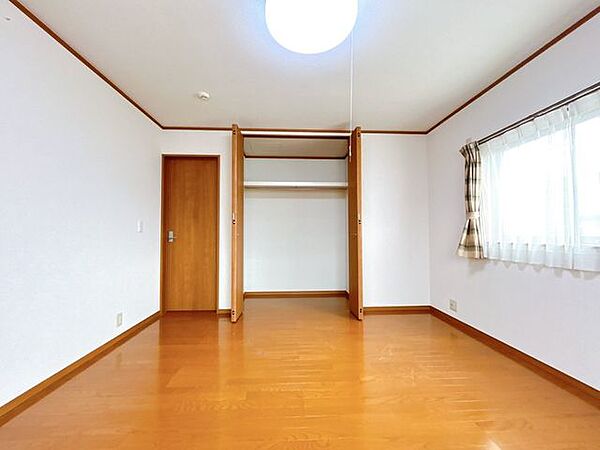 【リフォーム済】2階南西洋室です。クリーニングを行いました。夫婦の寝室にいかがでしょうか。