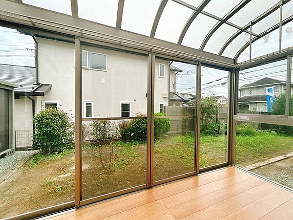 【リフォーム済】サンルームです。クリーニングを行いました。雨の日でも室内干しができますね。