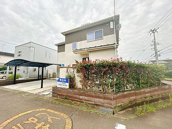 【リフォーム済】別アングルの外観です。植栽が目隠しになっており周りの目線が気になりませんね。