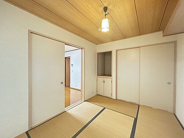 【リフォーム済】和室です。畳表替え、障子張り替え、クリーニングを行いました。リビングと続き間になっており、使い勝手が良いですね。