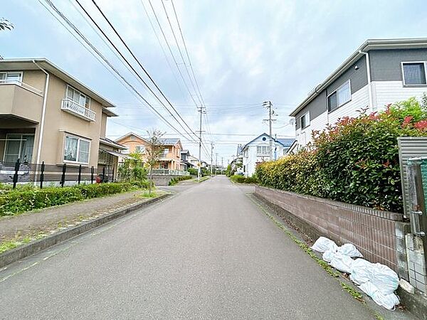 前面道路は幅員約6ｍになります。車同士のすれ違いも可能です。 1m