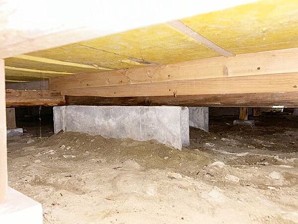 中古住宅の3大リスクである、雨漏り、主要構造部分の欠陥や腐食、給排水管の漏水や故障を2年間保証します。その前提で床下まで確認の上でリフォームし、シロアリの被害調査と防除工事もおこないます。