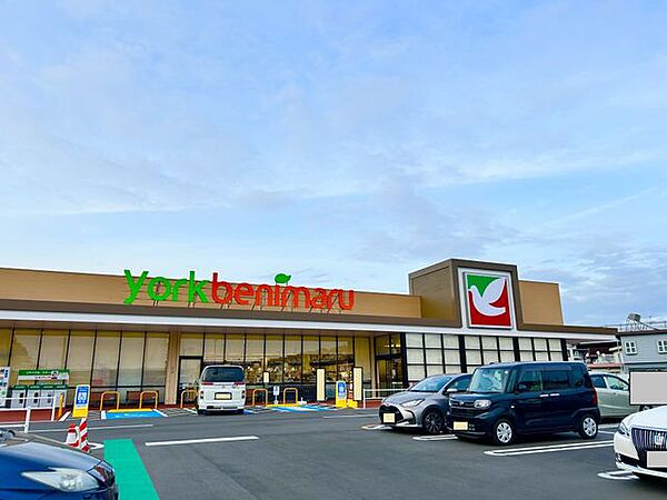 ヨークベニマル塩釜店様まで約1000ｍ車約2分。食品・日用品など豊富な品揃えです。