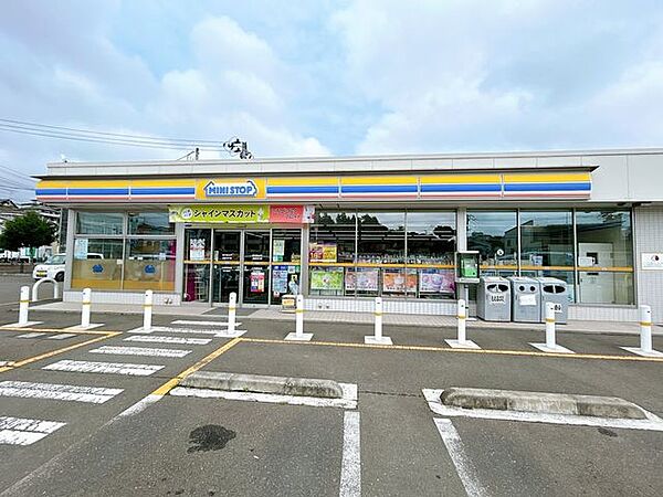 ミニストップ塩釜玉川店まで約700ｍ車約2分。通勤通学途中にさっとよれる便利な立地です。