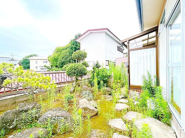 【リフォーム中】庭です。除草を行います。南向きなので日当たりが良くBBQやお子様の庭遊びが楽しめますね。