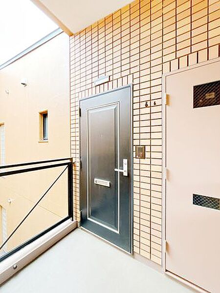 【リフォーム中】玄関ドアは鍵交換を行います。ポーチ部分の照明を新品交換しますので、お客様を迎える玄関廻りは、明るくスッキリとした印象に仕上がります。