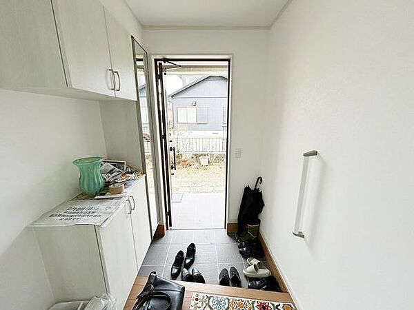 【8月23日まで現況販売】玄関内部です。シューズボックスは鏡付きなので、お出かけ前に身だしなみチェックできます。