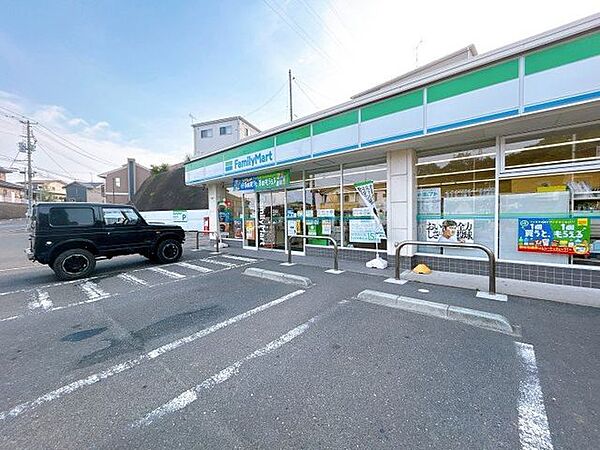 ファミリーマート塩釜松陽台店様まで徒歩3分。車が無い時に歩いていける距離でお買い物できるのは嬉しいですね。 210m