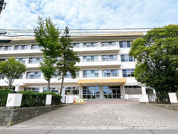 塩竃市立第二中学校まで徒歩9分。お子様が忘れものをしても届けてあげられる距離です。 710m